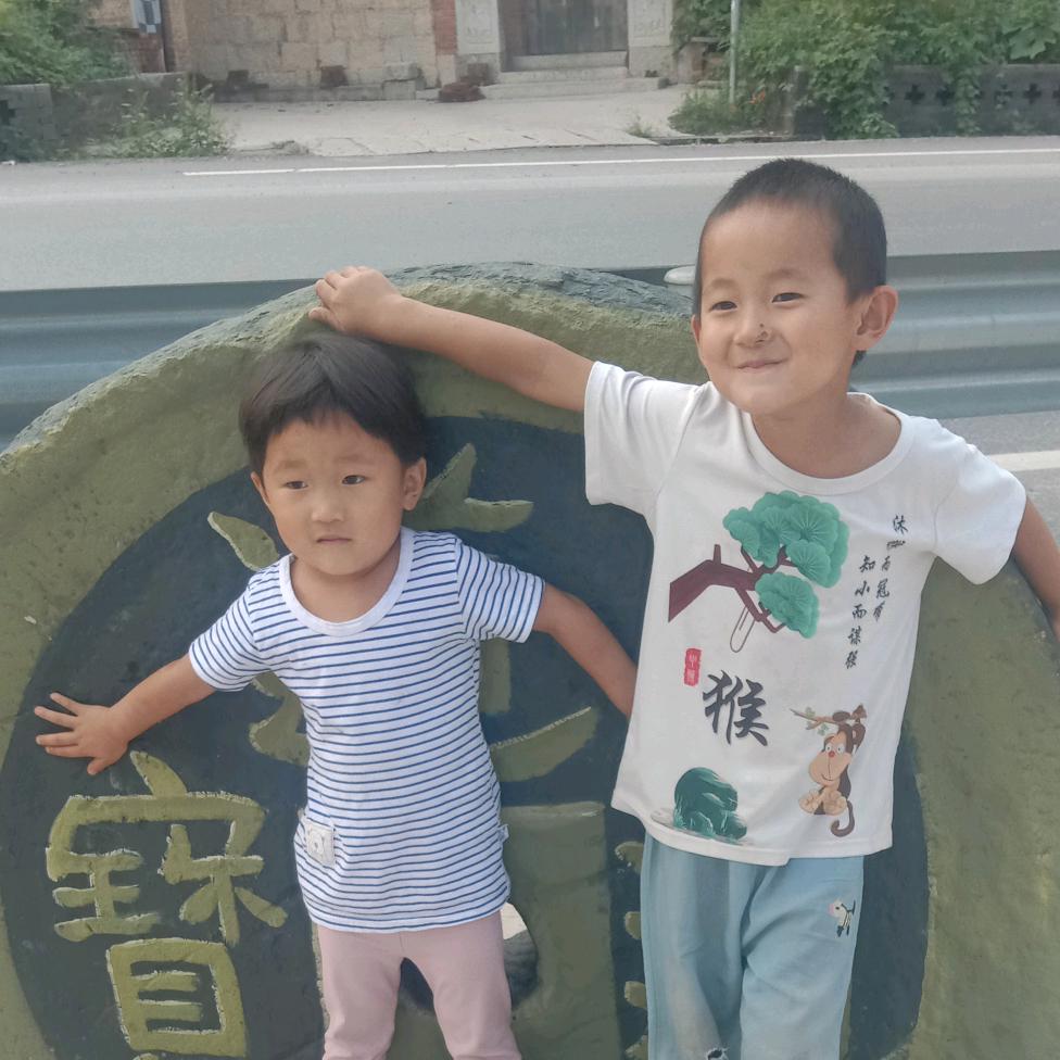 琰霖彤