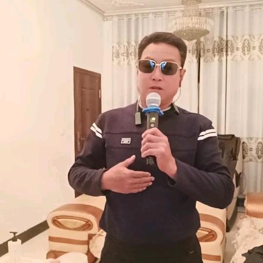 跑调董歌🎤