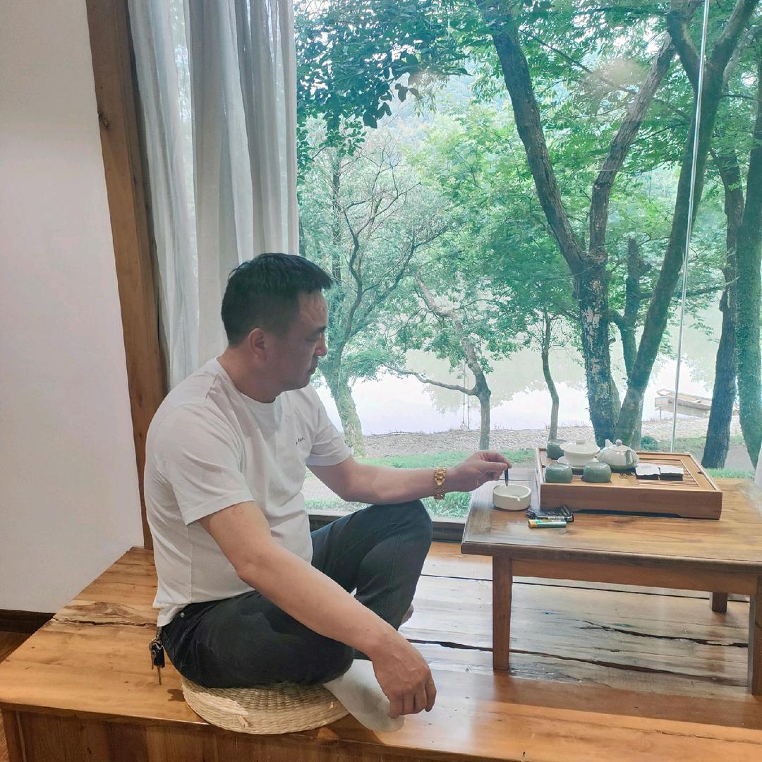 老五爱打乒乓球