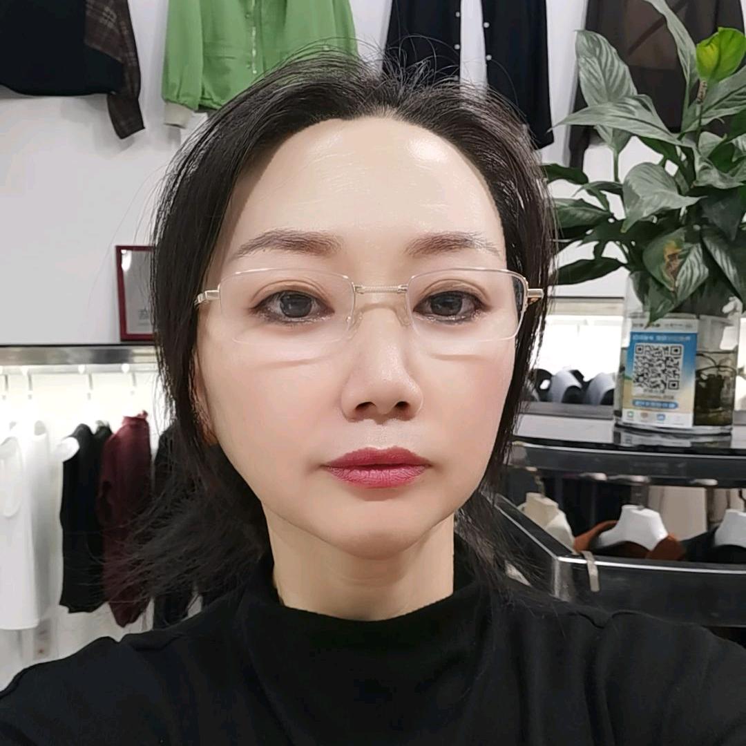 四川省乐山土主镇 靓点女装  梁姐