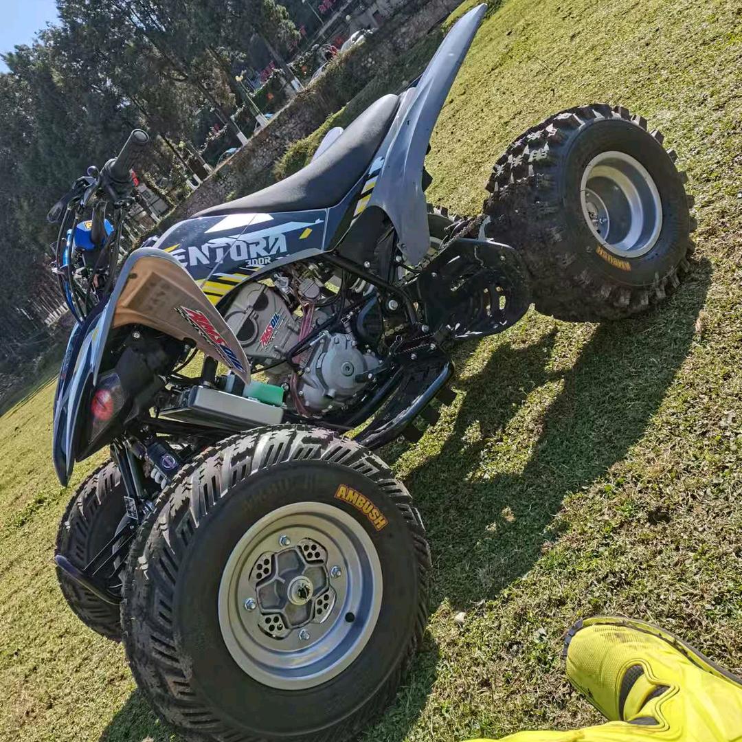 曲靖东山新村曾经有一个玩四轮车的小伙。