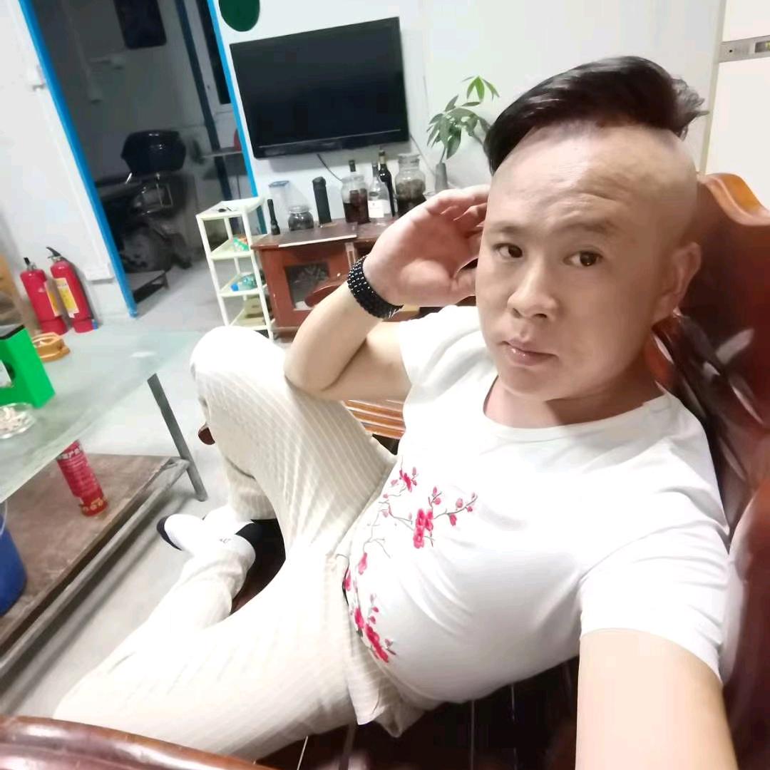 温情小伙。