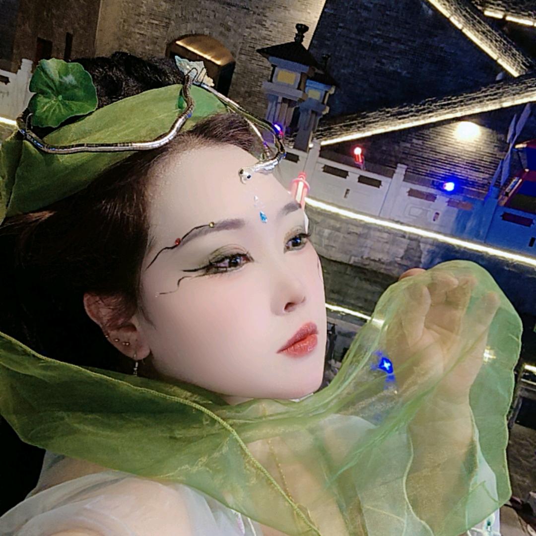 世界这么乱装纯给谁看