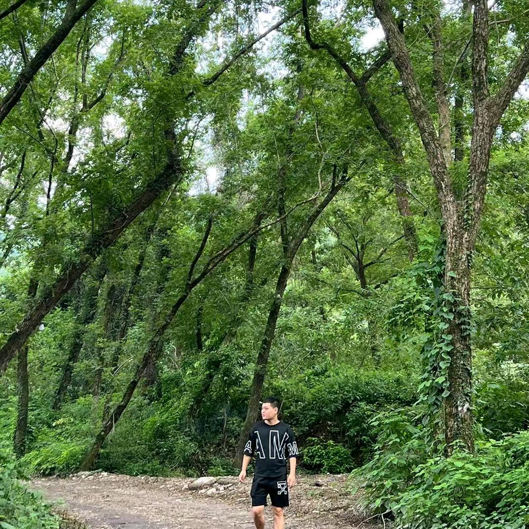 躲在屋檐下的人