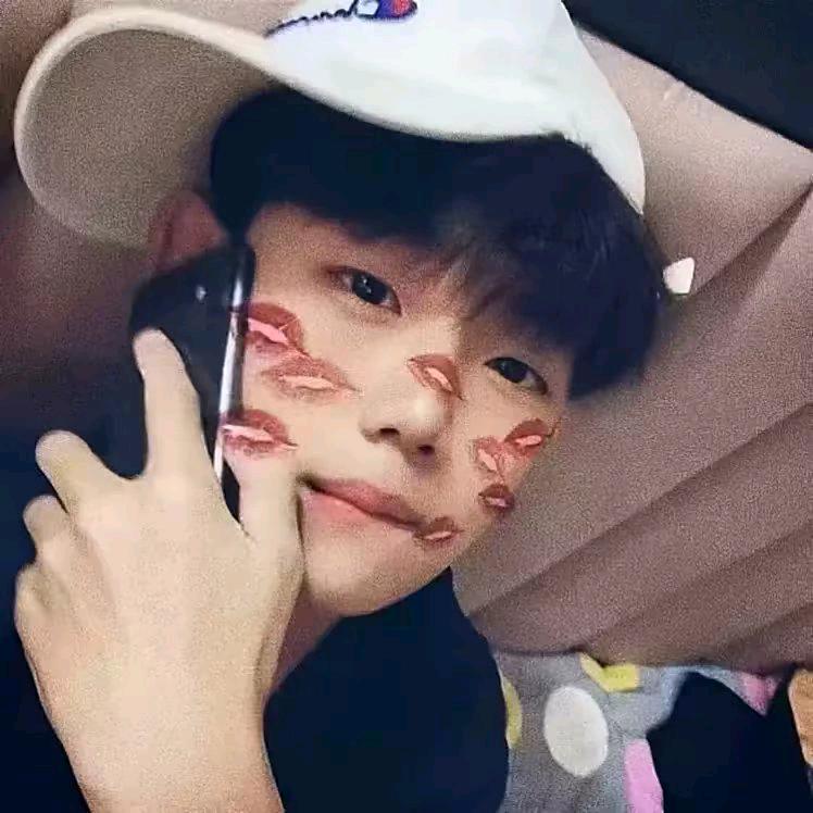不会反手🏸头像