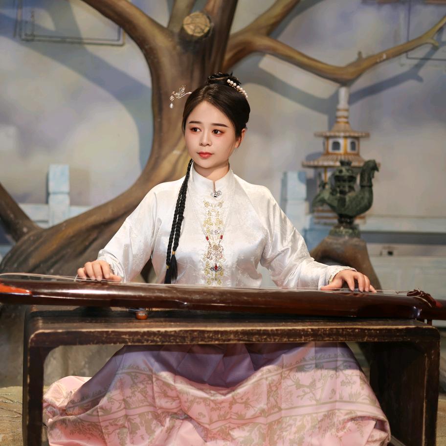 单眼皮的妞《罗庄成宇鞋店》