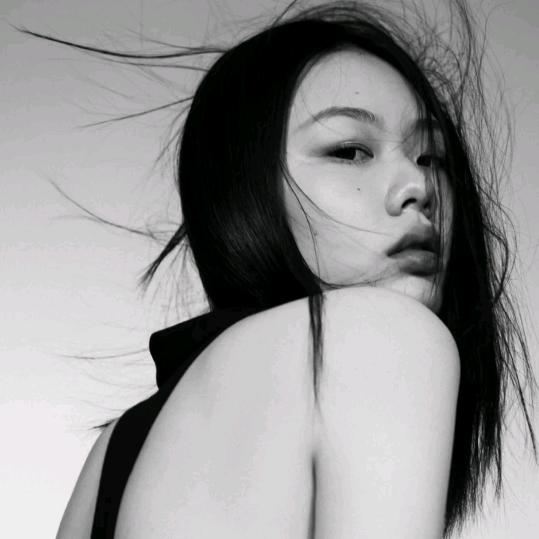 里里.