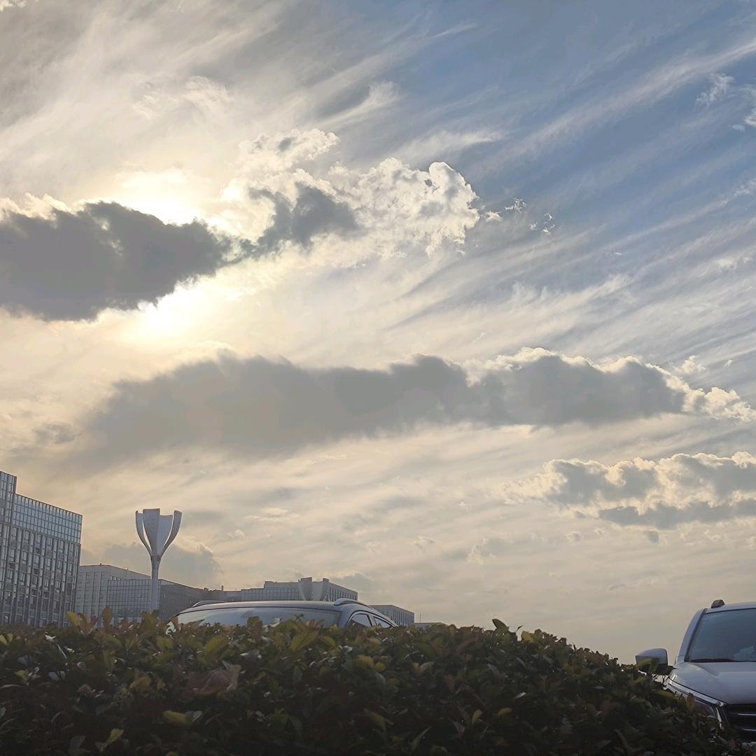 望着天下起了雪满天的雪花是那么浪漫