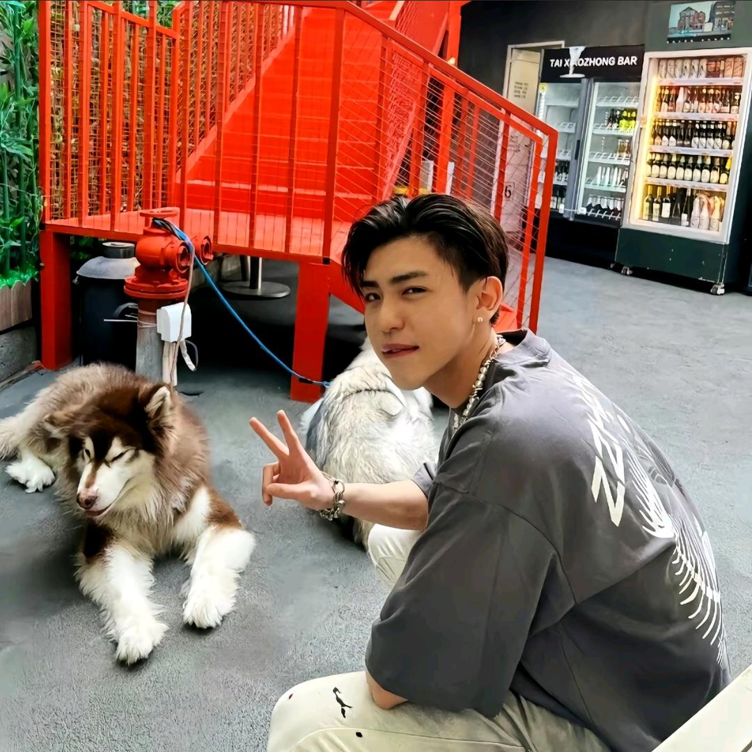 拿着非那根的向笛笛