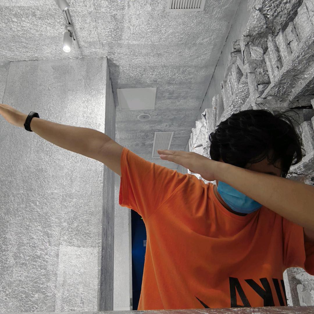 背吉他的小铁匠