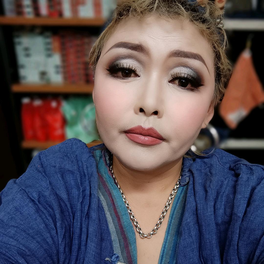 胖妞化妆师  美发师