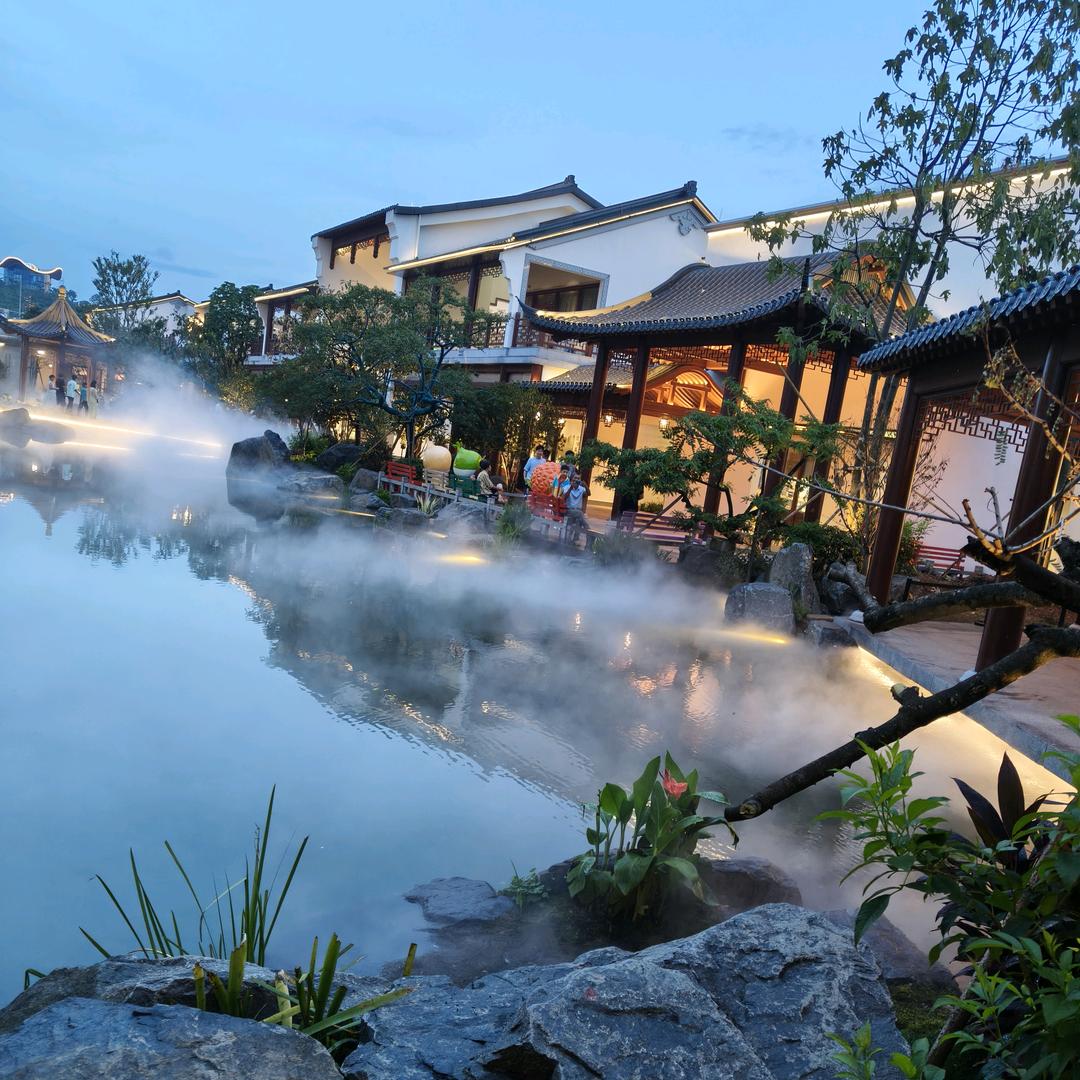 我问青山何时老，青山问我何时闲。