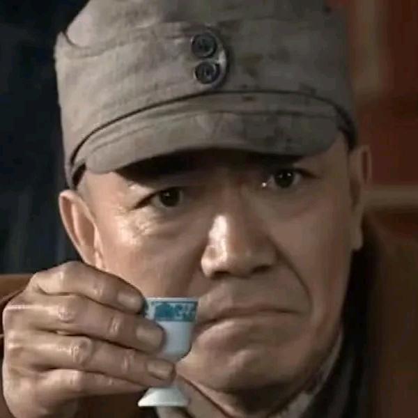 科科不语，只是一味的喝酒喝酒