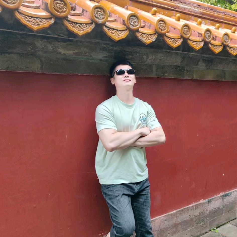 霸哥玩单杠