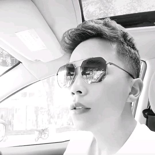 @亮
