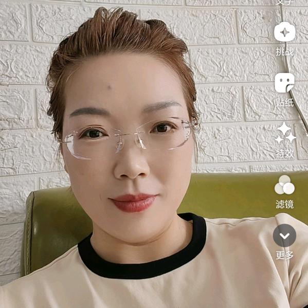 在正仪下塘街开美发店的芳芳