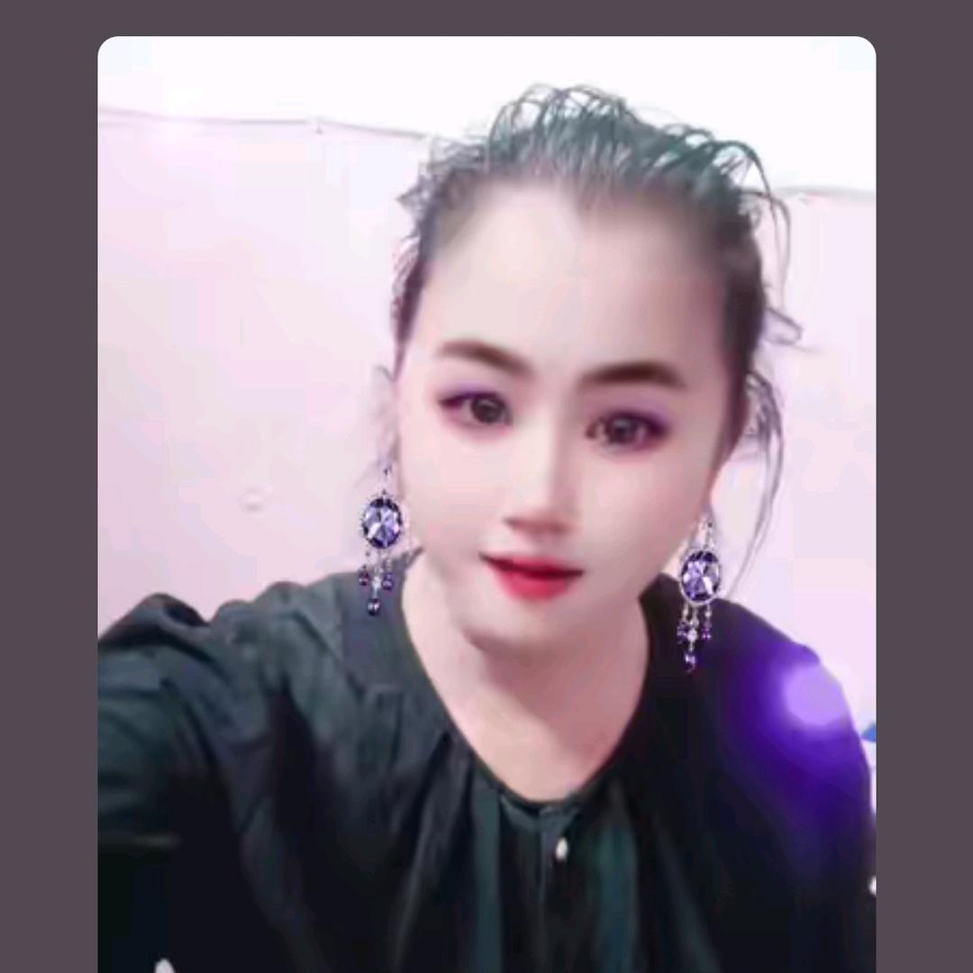 瞅的风雨一拉着兰玉的手往前走∥