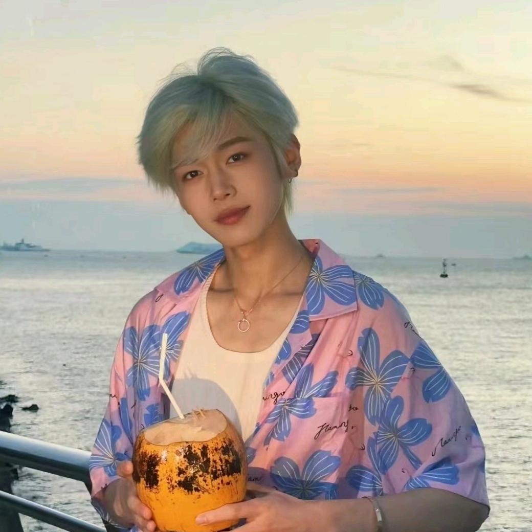 超雄抑郁症老头半夜放屁被护工狂抽大嘴巴子