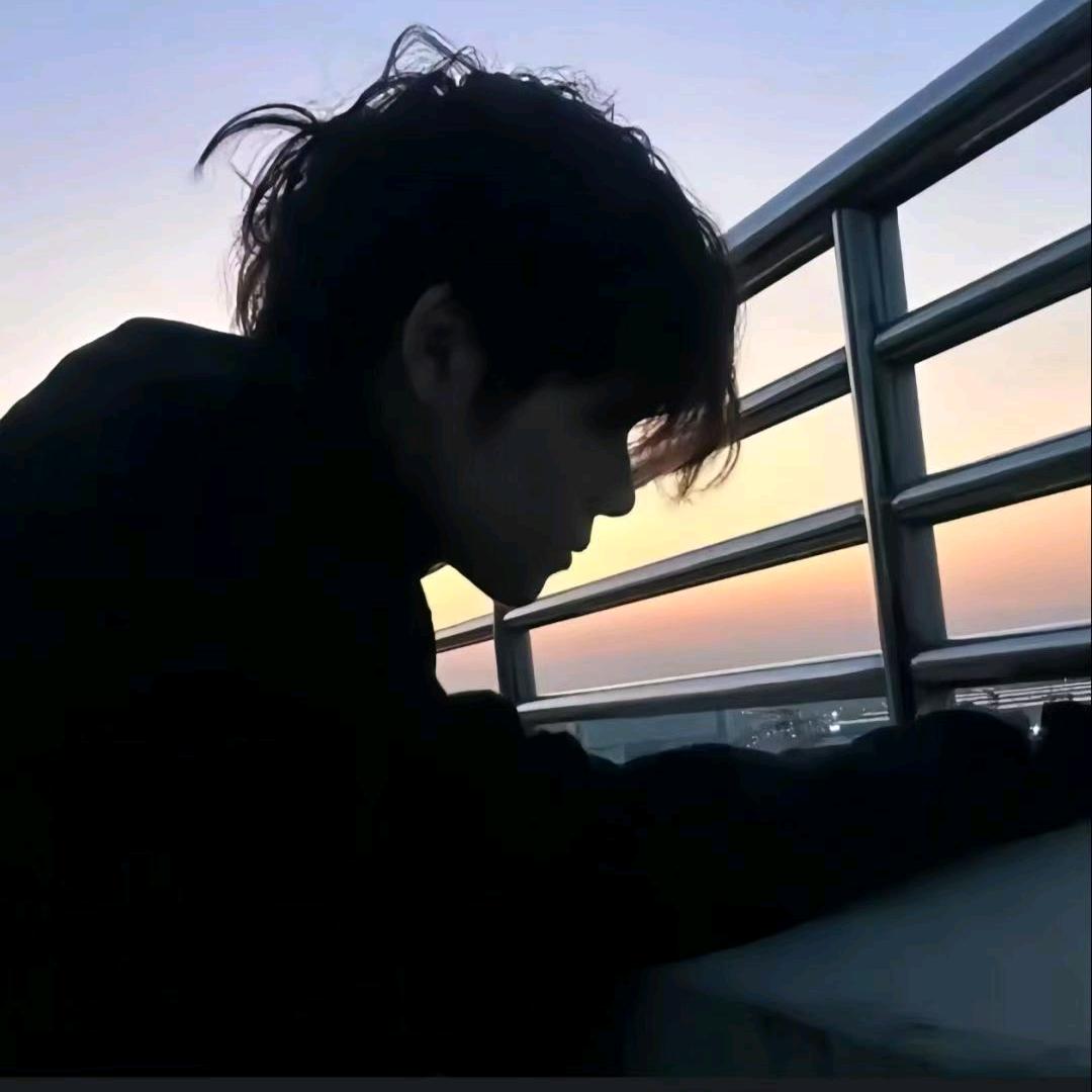 晚风吹顾酒☁️