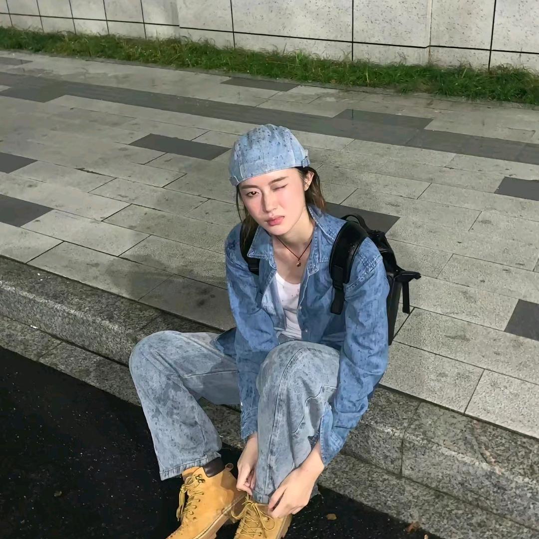 别看我