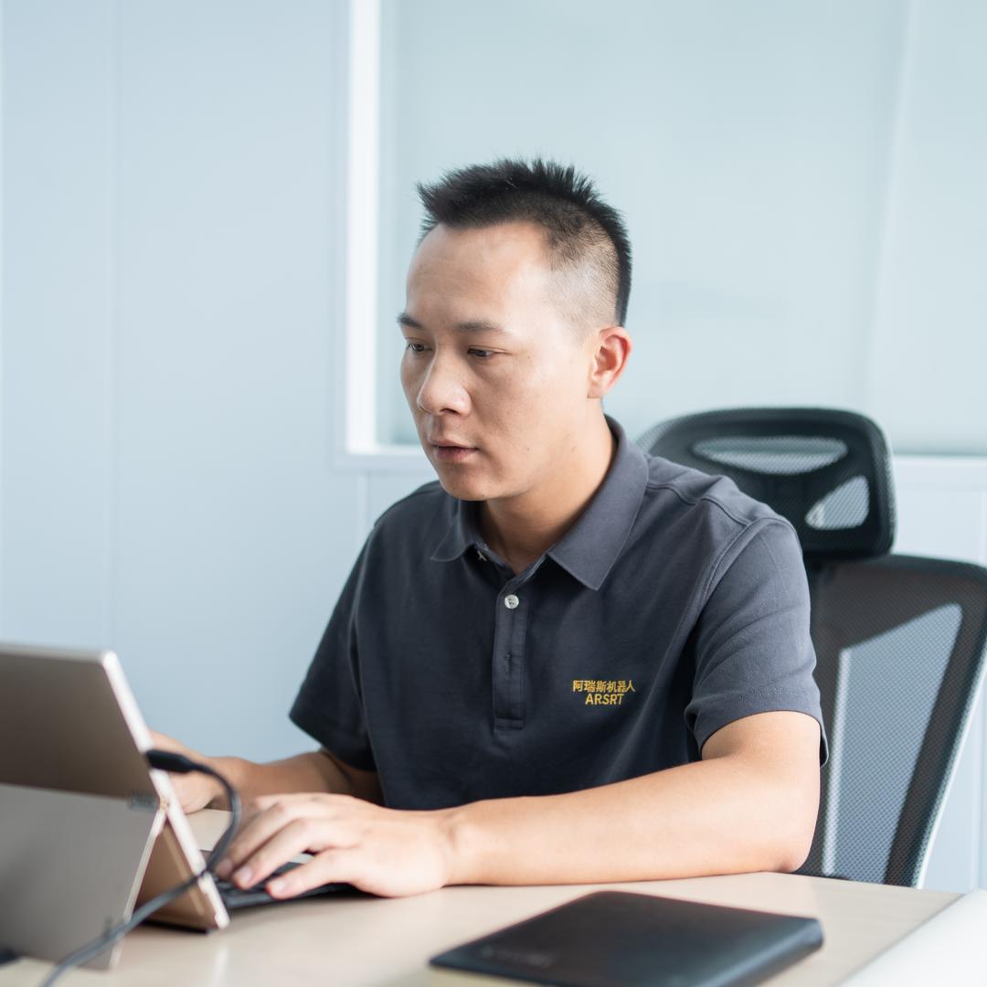 阿瑞斯智能机器人王炎