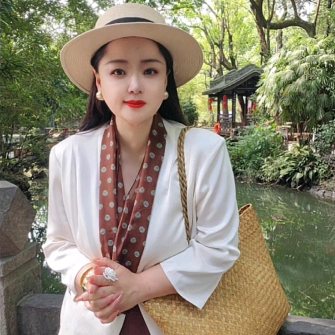 卢氏北街•胖出精彩大码女装