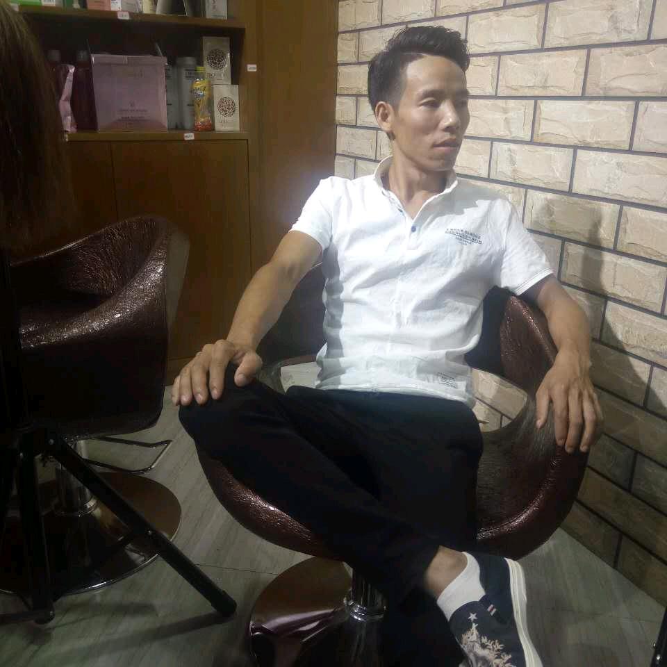 专做断桥门窗安。玻璃雨棚。