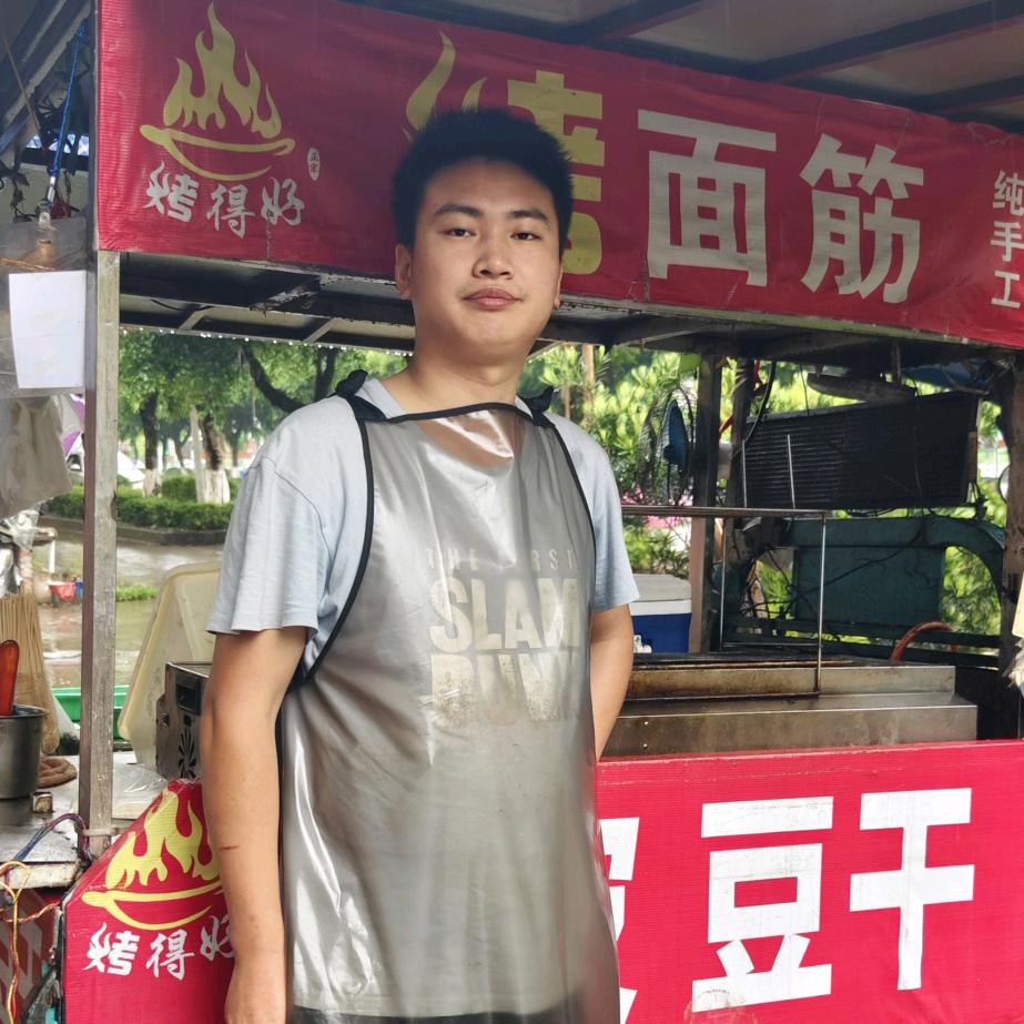 烧烤摆摊创业人小胡