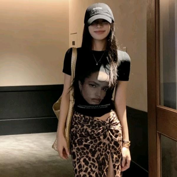 金色衣服的梧桐树