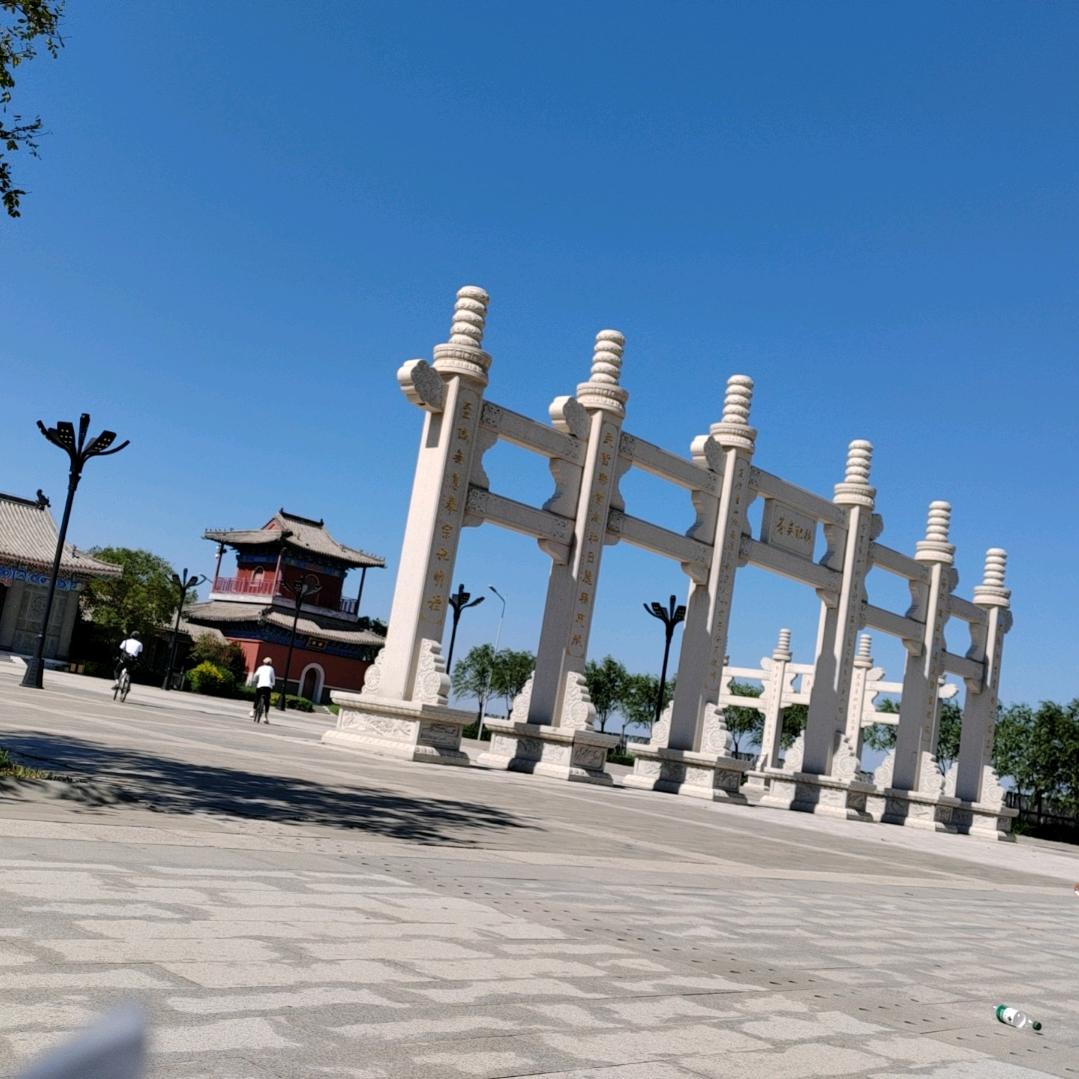 默默.