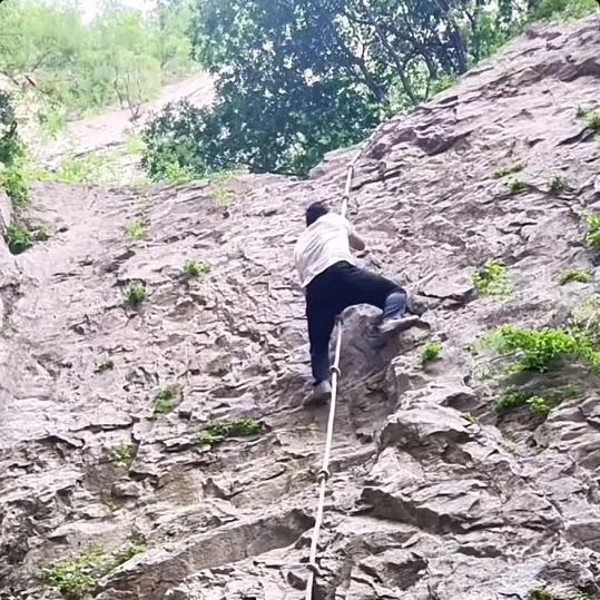 爱好户外登山攀岩