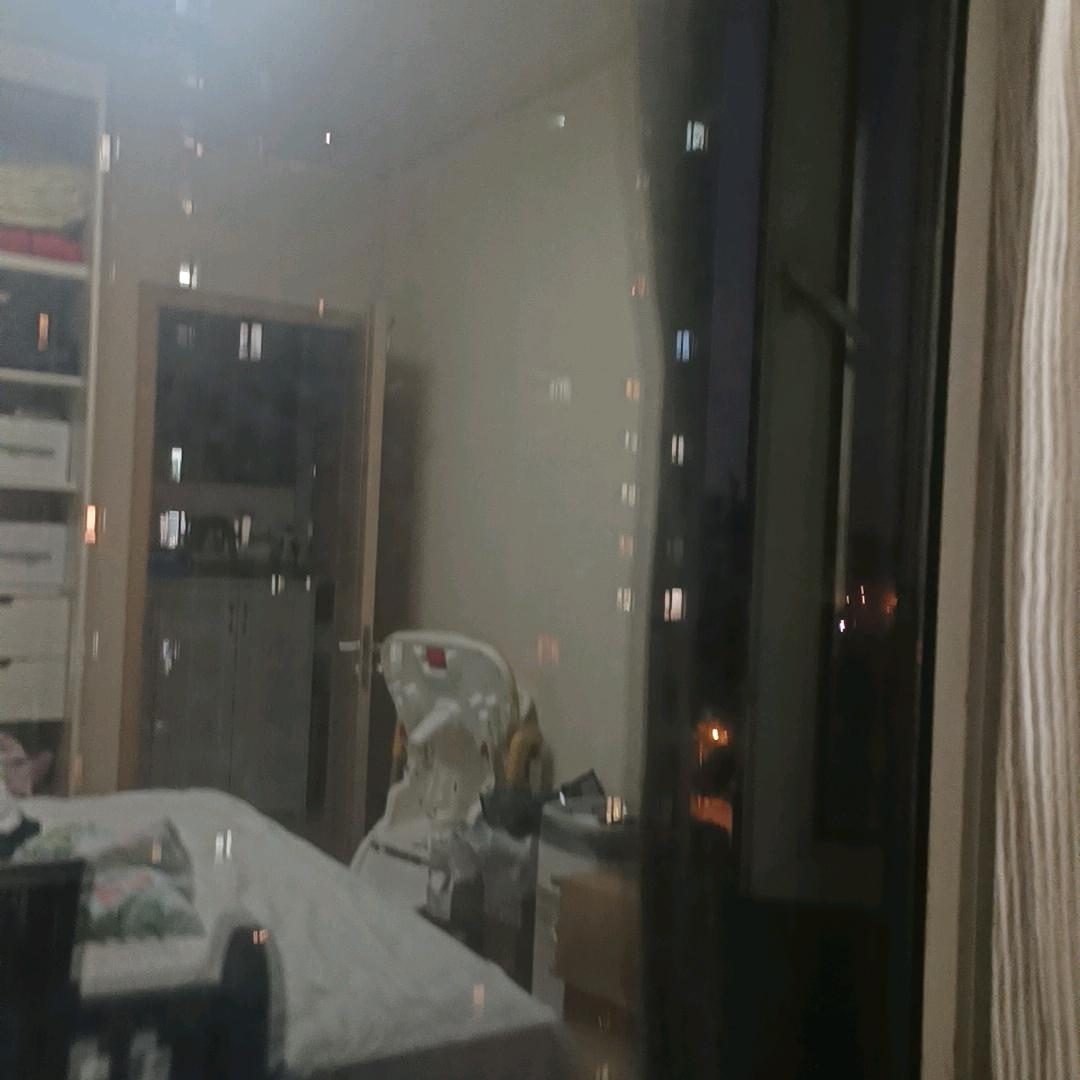 秋意落满肩头，晚风轻拂发丝，心随晚月。