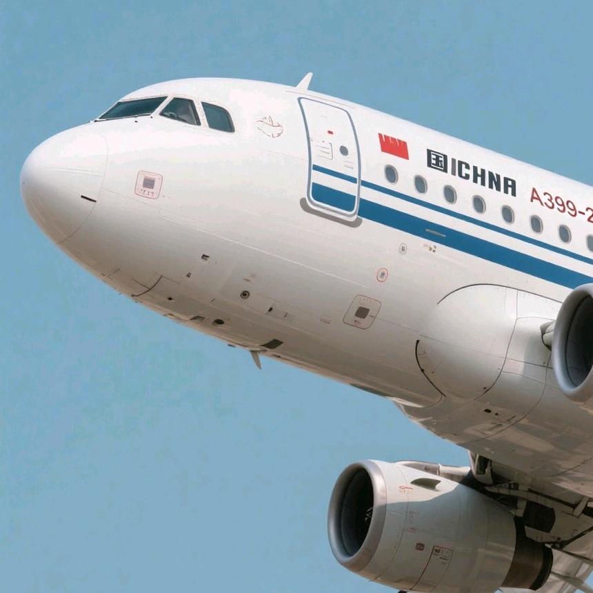 一架正在起飞的国航A320