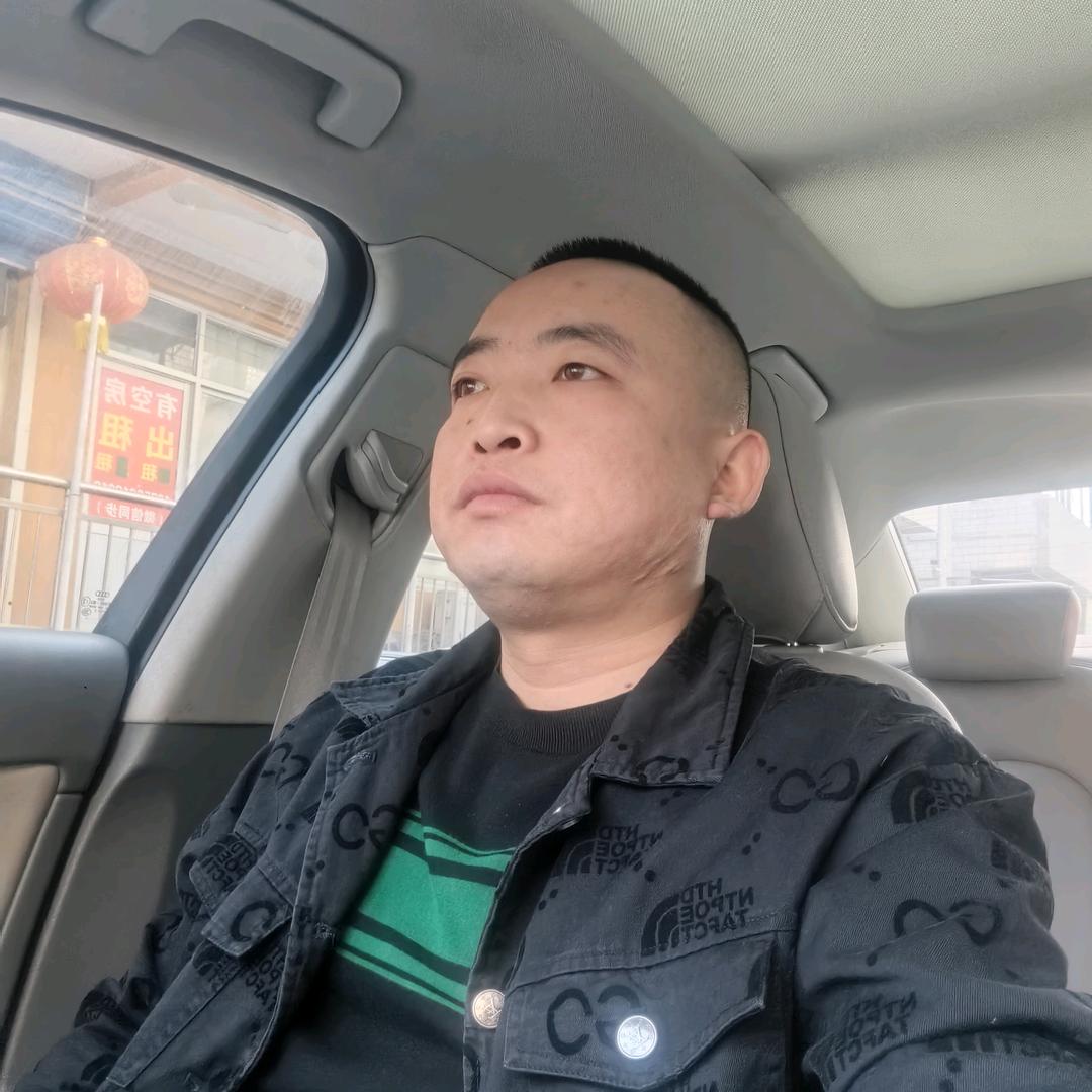 陈  龙