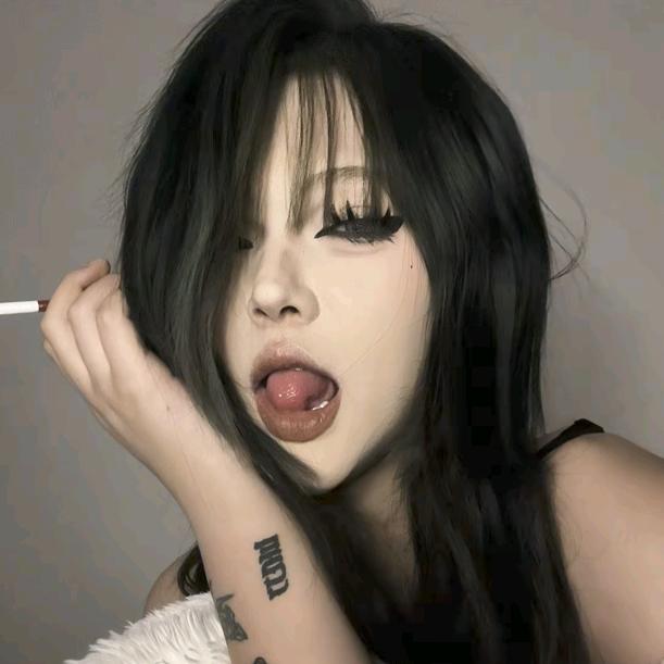 依小依.