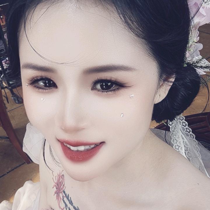 90后小店长工作中