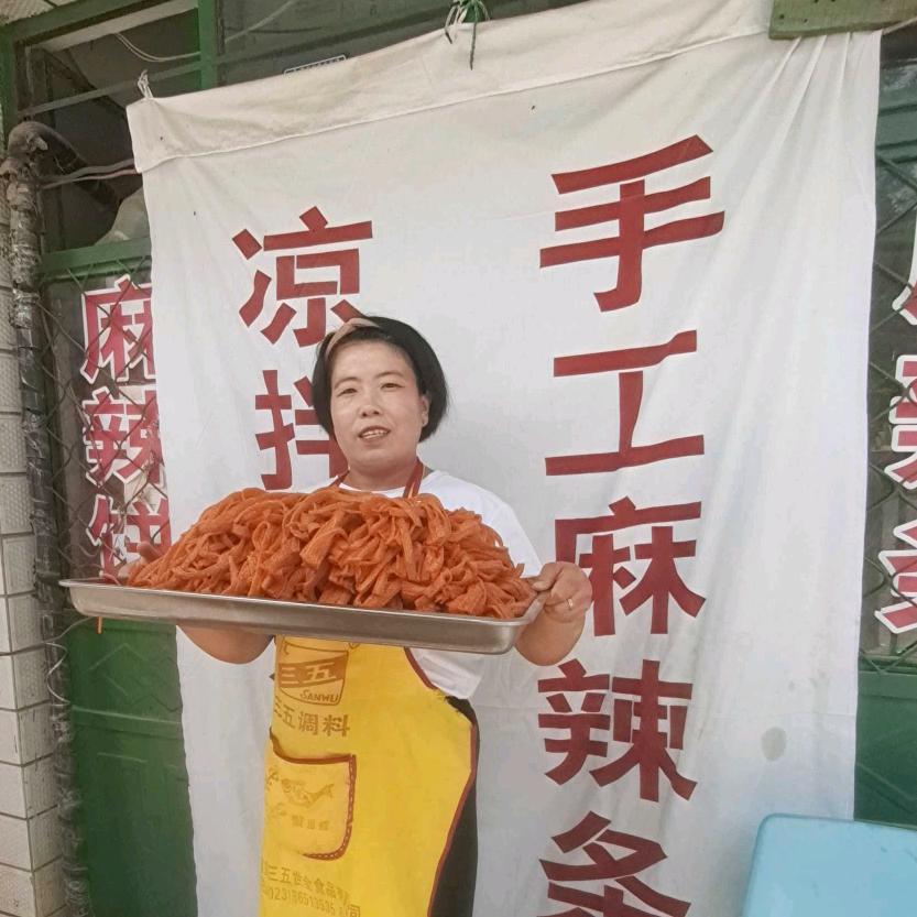 在庆阳南佐加工手工辣条的邵姐