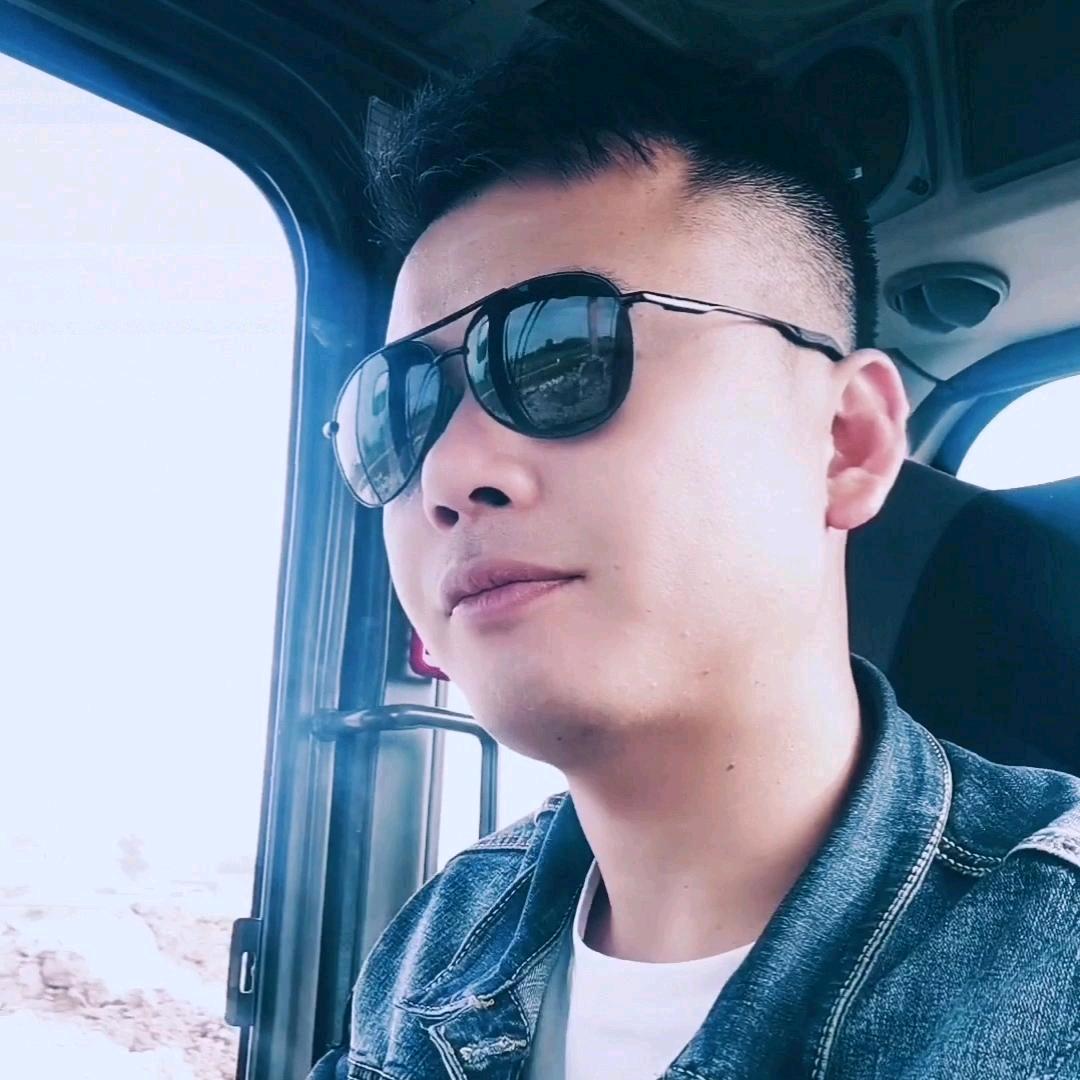 张小龙（挖机）