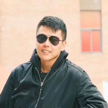 男经理Thomas