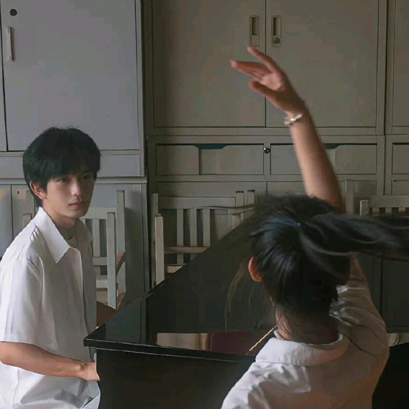 少女飞扬的裙边