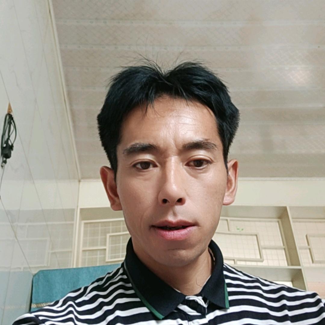 农村的男人，一只猴