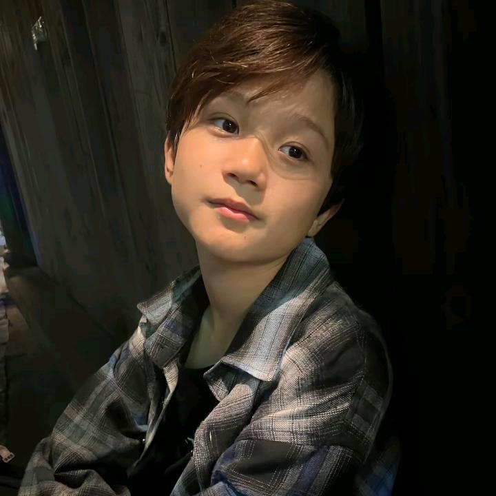 安静男孩头像