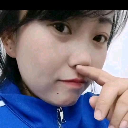 荆棘滕中的蔷薇花