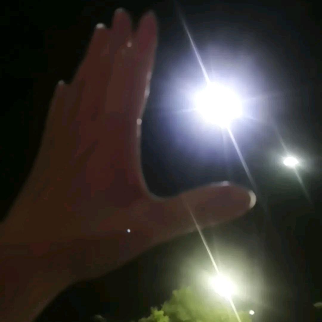 默&默