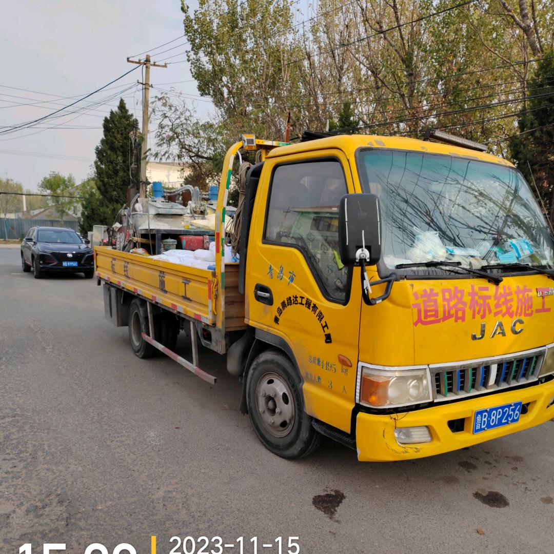 小冯。道路标线。