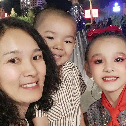 可爱妈妈和两个孩子。