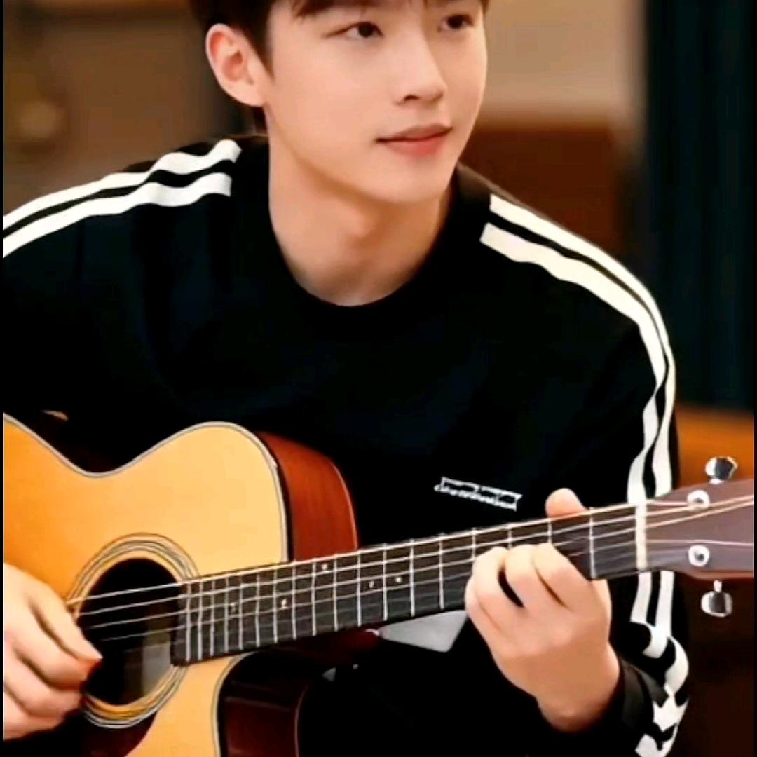 君哥，服装靓丽是人类最好的装色