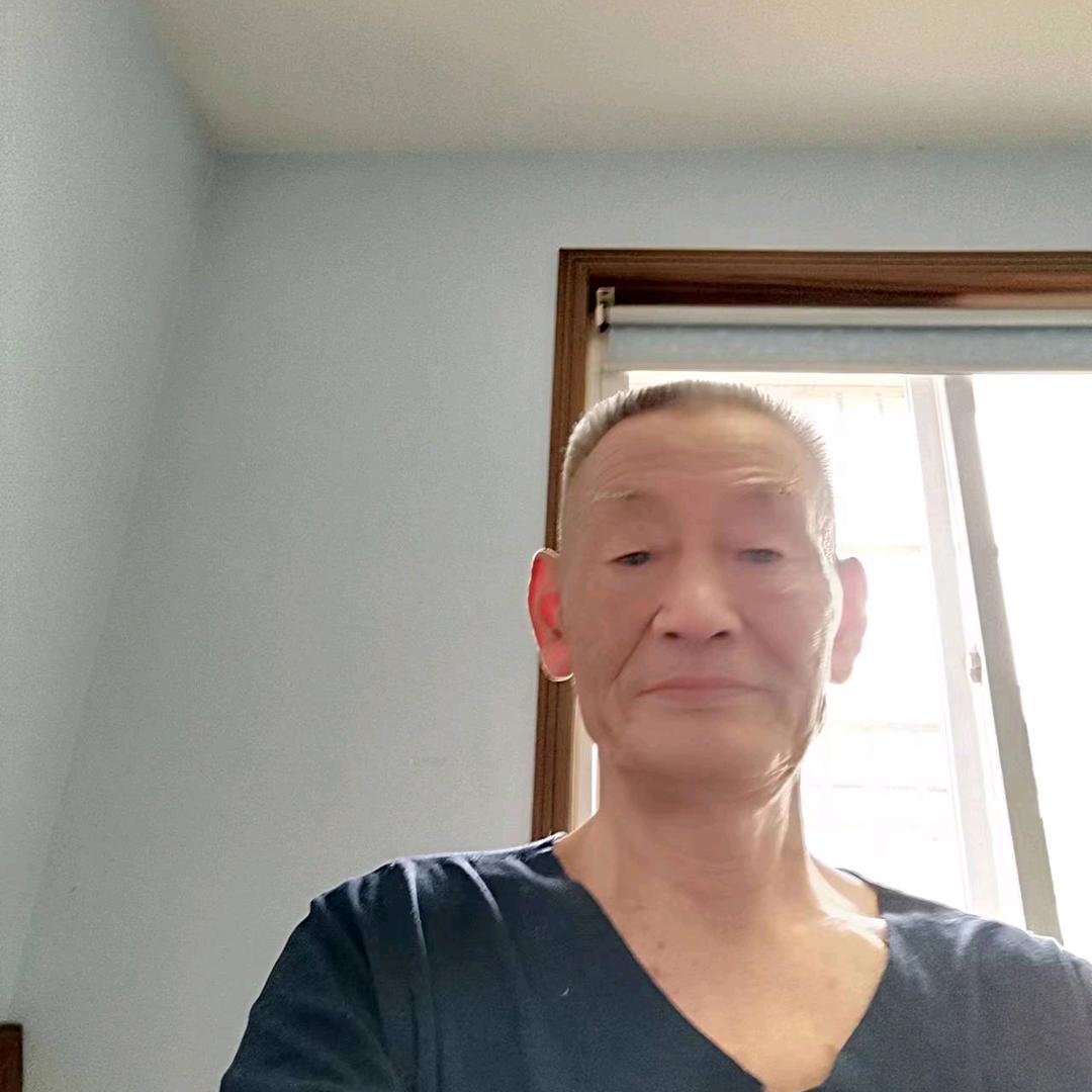 阳光老人。