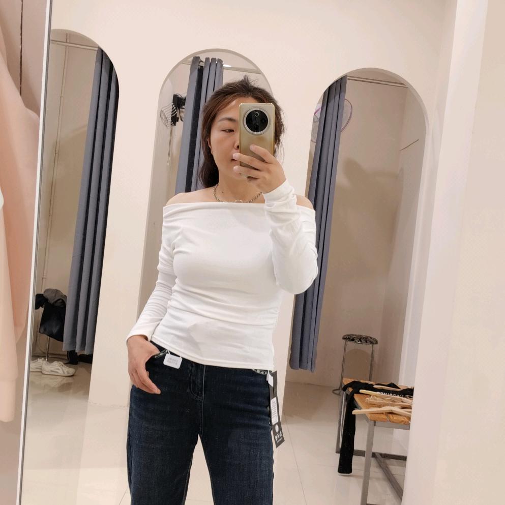 在鲁发卖衣服的小芳