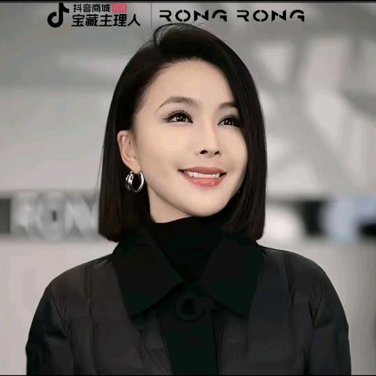 溶溶RONGRONG-轻奢穿搭